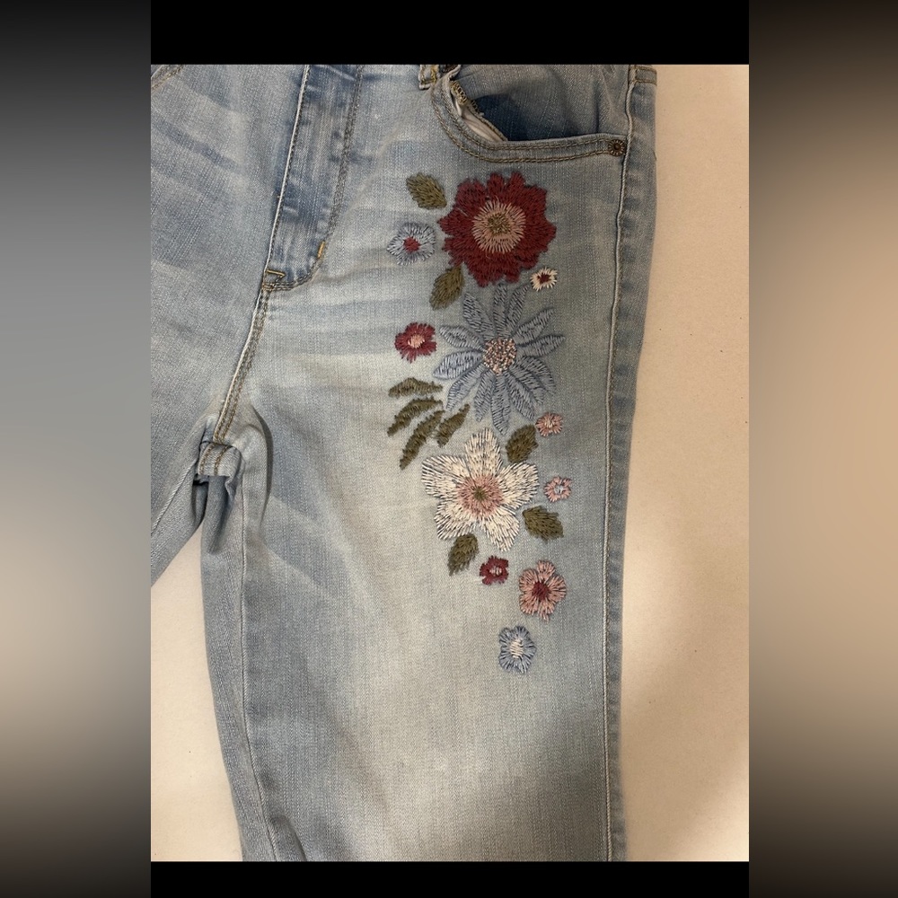 Size 10 Areopastale floral print jeans 
Like new!